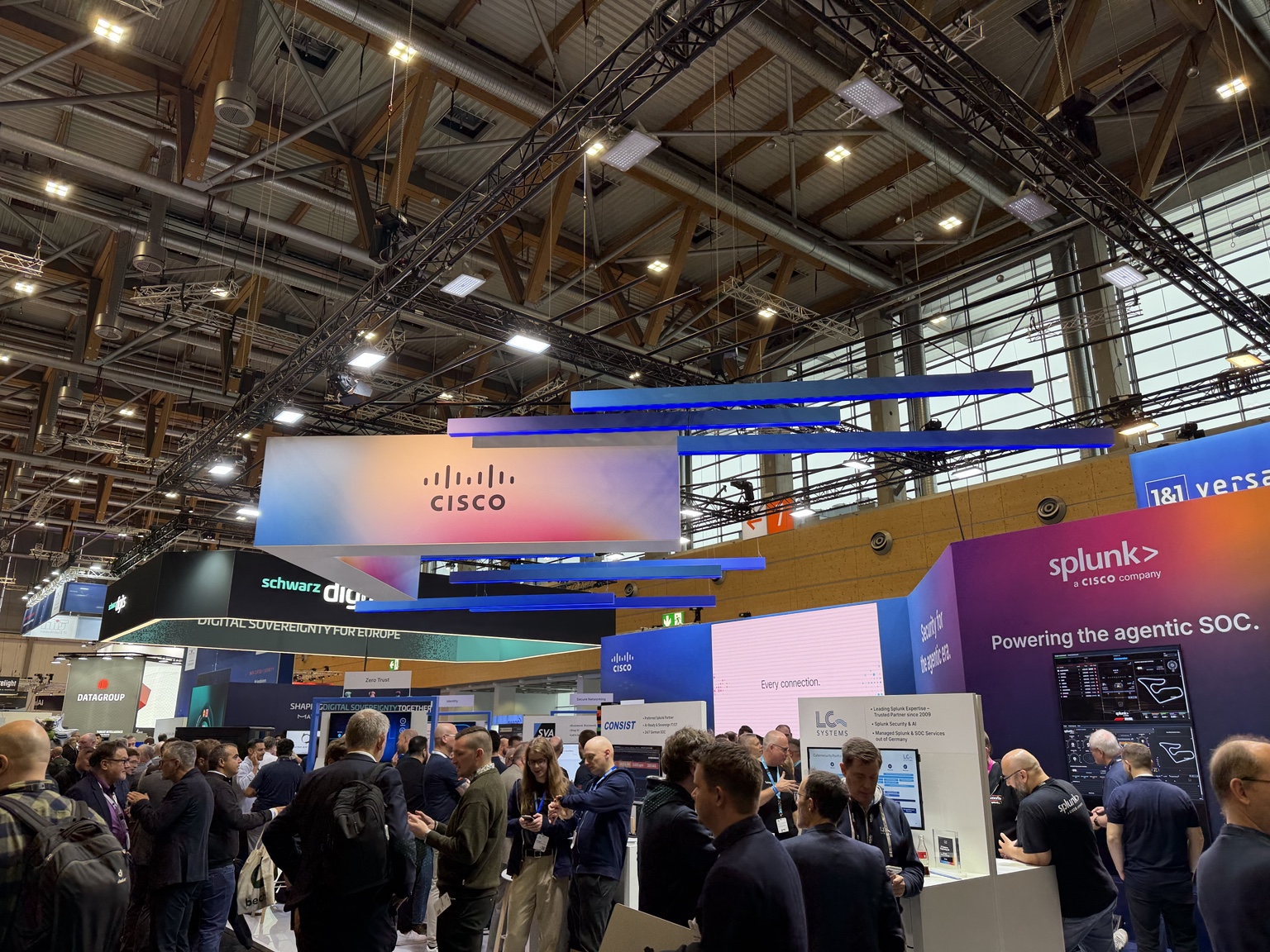 Visitors at the Cisco and Splunk exhibition stands at it-sa 2026