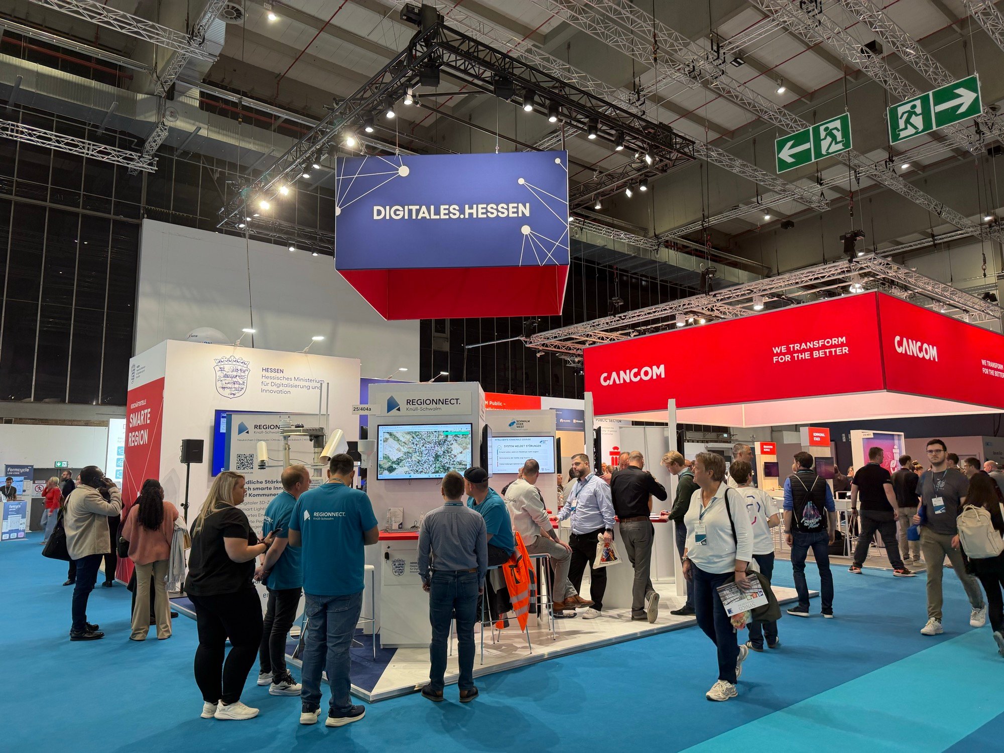 Visitors near the Digitales Hessen and CANCOM exhibition stands